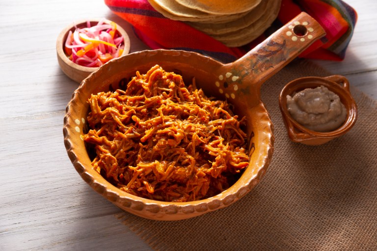 Este es la receta para preparar carne desmechada o cochinita pibil