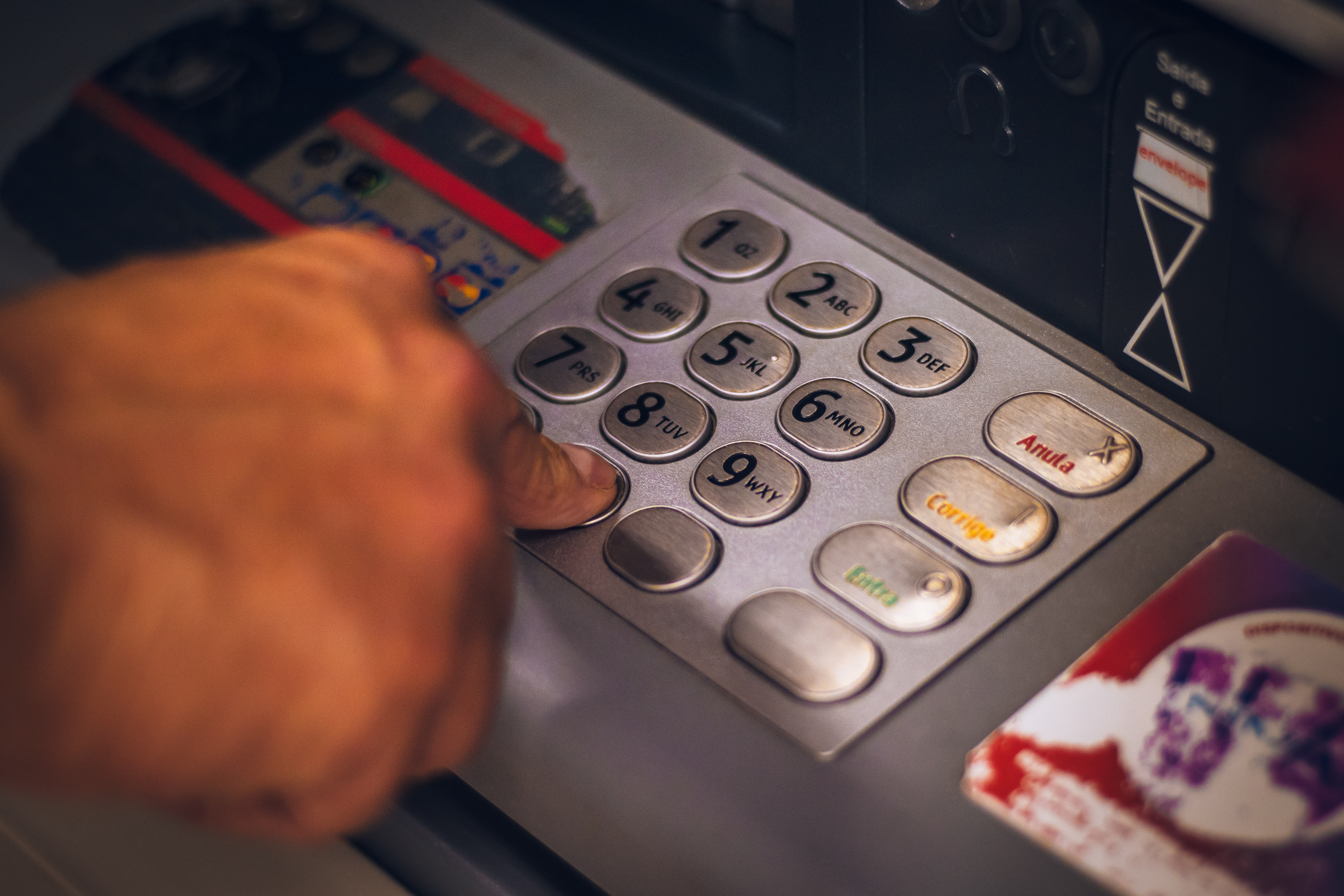 ¿Cuál es la responsabilidad de los bancos por hurto de dinero en cajeros automáticos?