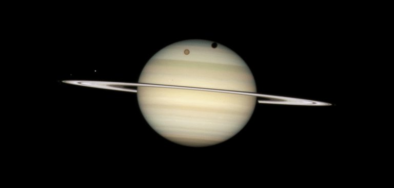 Un cometa que pasa cada 5 años y los anillos de Saturno se podrán ver en el cielo este mes