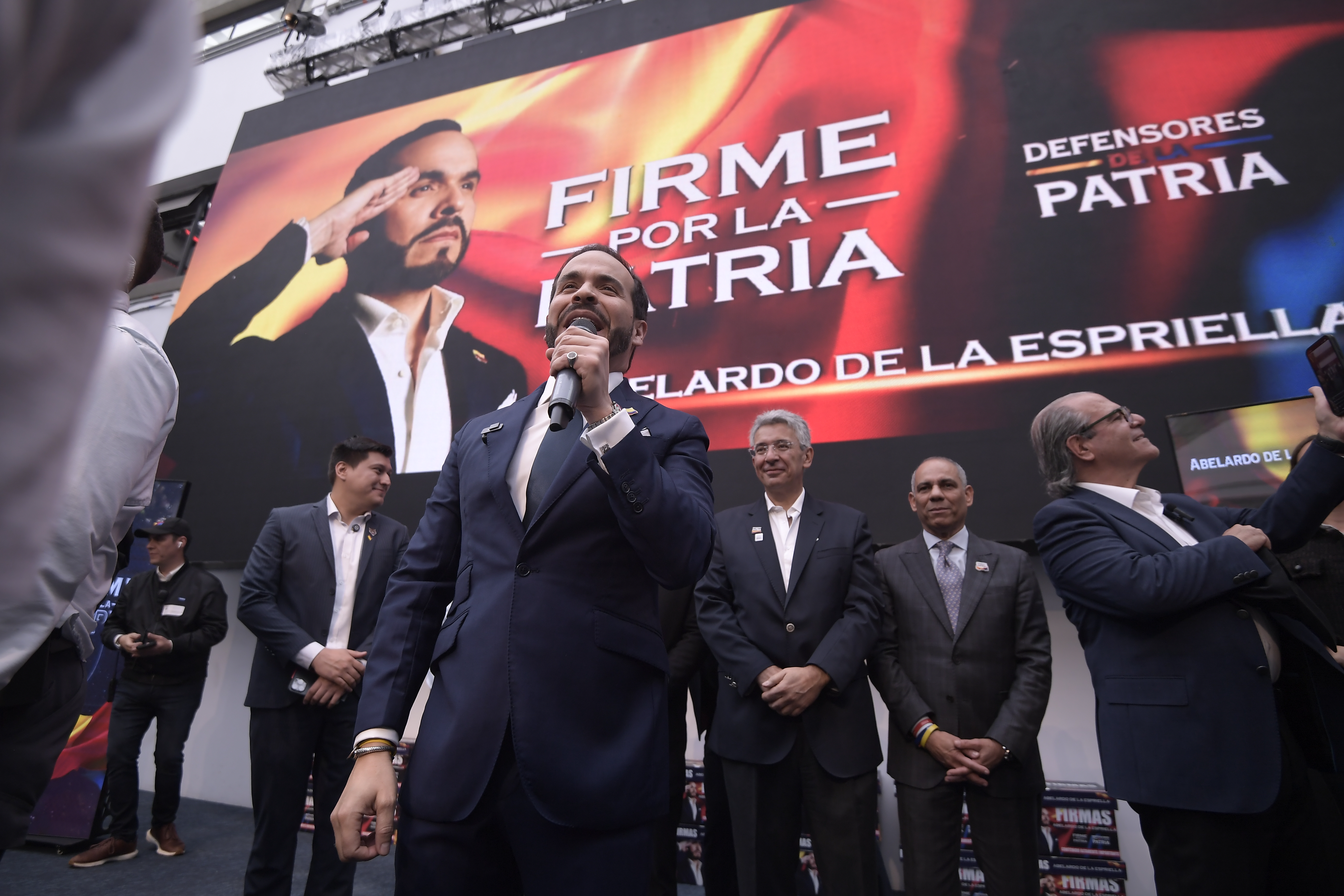 Abogado y precandidato presidencial por su movimiento "Defensores de la Patria", hace entrega de 4,8 millones de firmas en la Registraduría.