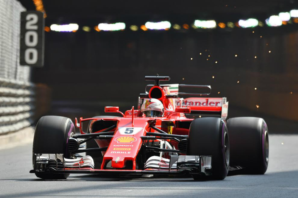 El piloto Sebastian Vettel durante su segunda sesión de prueba en el circuito callejero de Mónaco. / AFP.