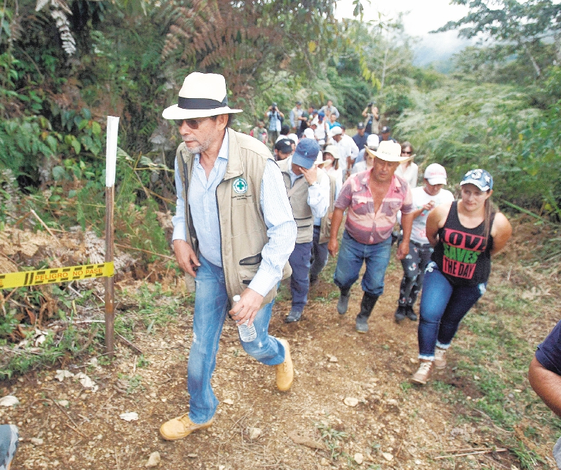“Pastor Alape”, de las Farc, estuvo en noviembre de 2015 en El Orejón verificando las labores de desminado. / EFE