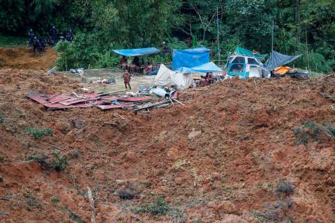 Derrumbe en Malasia dejó al menos 16 muertos y 17 desaparecidos