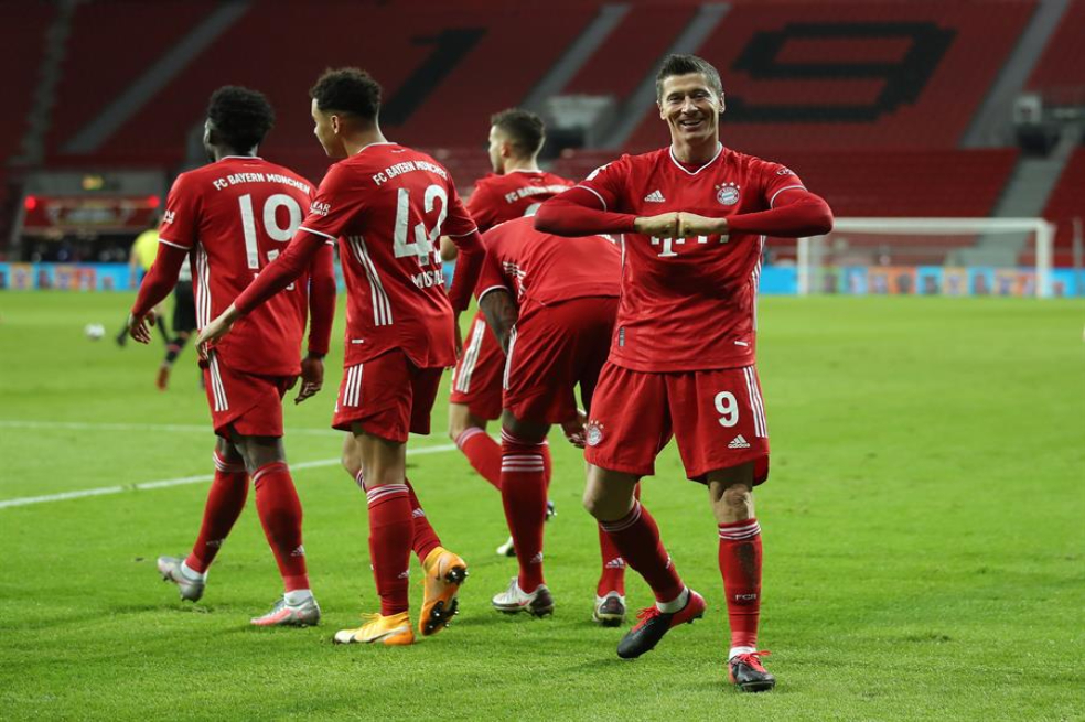 Robert Lewandowski, figura en la victoria del Bayern Munich sobre el Bayern Leverkusen.
