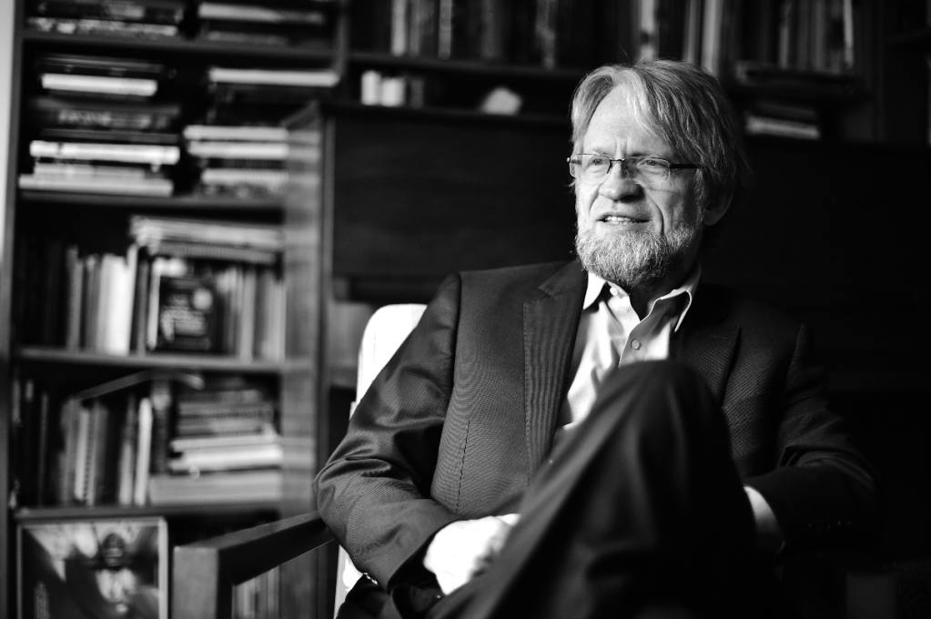 Después de que miles se burlaran de su párkinson en redes sociales, Mockus apareció en un video dándole un beso a un “perrito de taxi”. Lo bautizó “Autorretrato”. / Óscar Pérez - El Espectador