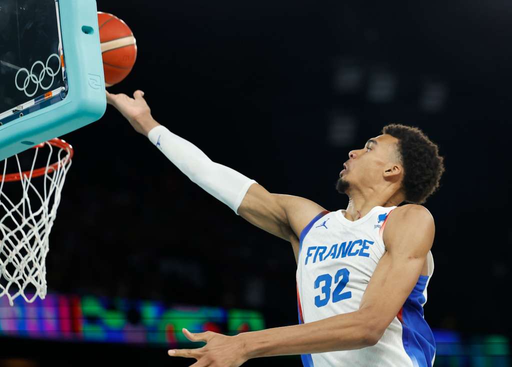 Paris (France), 10/08/2024.- Vicotr Wembanyama of France in action during the Men Gold Medal game France vs USA of the Basketball competitions in the Paris 2024 Olympic Games, at the South Paris Arena in Paris, France, 10 August 2024. (Baloncesto, Francia) EFE/EPA/CAROLINE BREHMAN