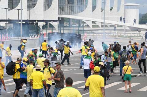 Cientos de seguidores de Jair Bolsonaro invadieron el Congreso de Brasil