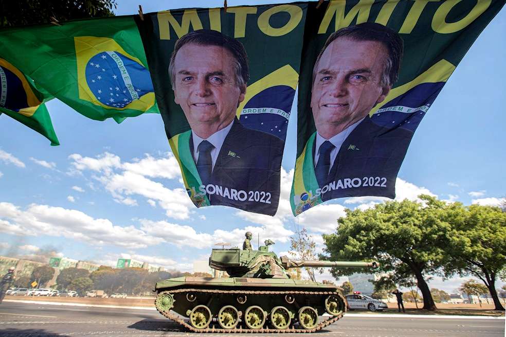 El presidente de Brasil, Jair Bolsonaro, recibió este martes un inusual desfile militar en Brasilia, un despliegue que fue visto por la oposición como un intento de líder de la ultraderecha brasileña por intimidar al Congreso durante una votación clave para el Gobierno.
