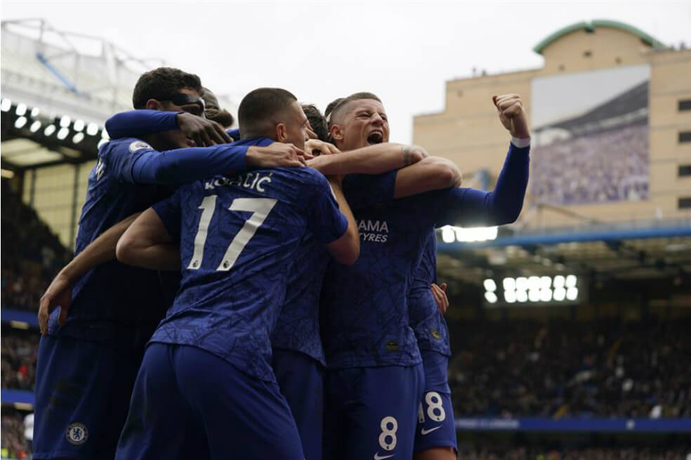 Varios jugadores de Chelsea celebran el gol que marcó Marcos Alonso para la victoria 2-1 contra Tottenham. / EFE