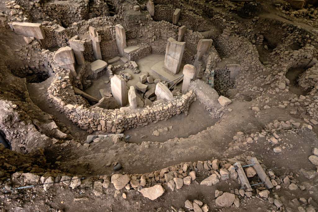 Göbekli Tepe fue descubierto en la década de 1960, pero no fue hasta 1994 que Klaus Schmidt, un arqueólogo alemán, comenzó las excavaciones sistemáticas que revelaron la magnitud del lugar.