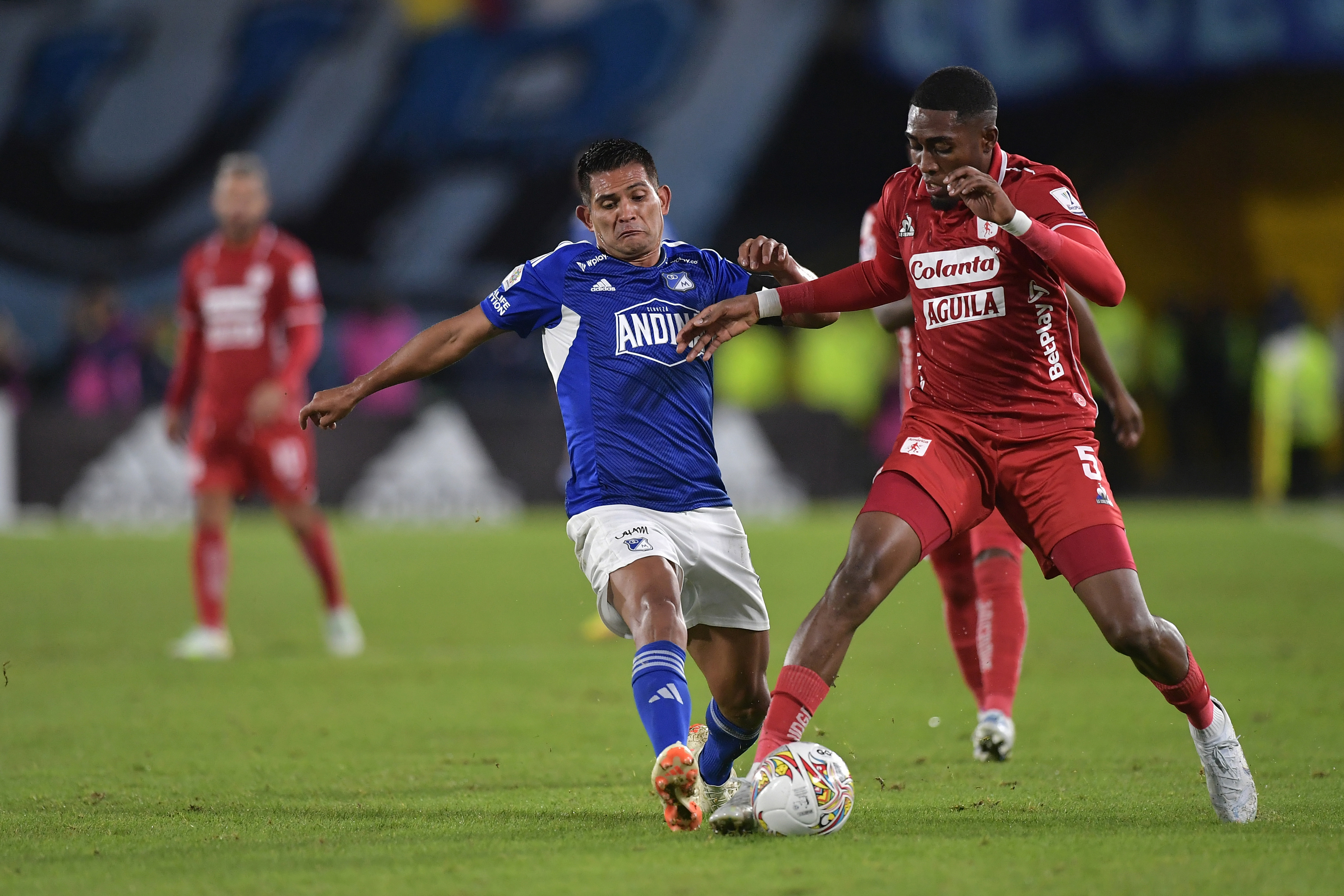 Jugador de Millonarios durante el encuentro ante el América de Cali en el estadio El Campín de Bogotá