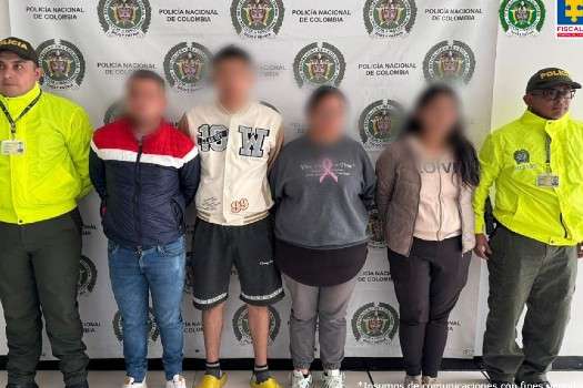 Las investigaciones dan cuenta de que, al parecer, ocultaban cocaína y marihuana en los uniformes, y aprovechaban que tenían facilidad de acceso a la terminal aérea para llevar las sustancias a los baños de las salas de abordaje y entregárselas a viajeros que salían con destino a España.