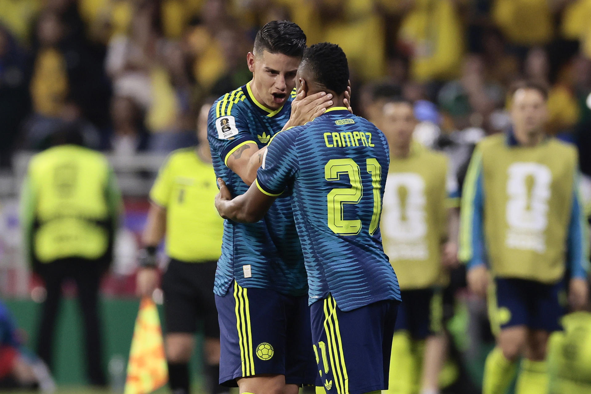 GR4405. CIUDAD DE MÉXICO (MÉXICO), 17/06/2026.- James Rodríguez (i) y Jaminton Campaz de Colombia reaccionan este miércoles, en un partido del grupo K del Mundial de la FIFA 2026 entre Uzbekistán y Colombia, en el estadio Azteca en Ciudad de México (México). EFE/ José Méndez