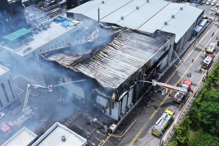 Incendio en una fábrica de baterías en Corea del Sur dejó al menos 22 muertos