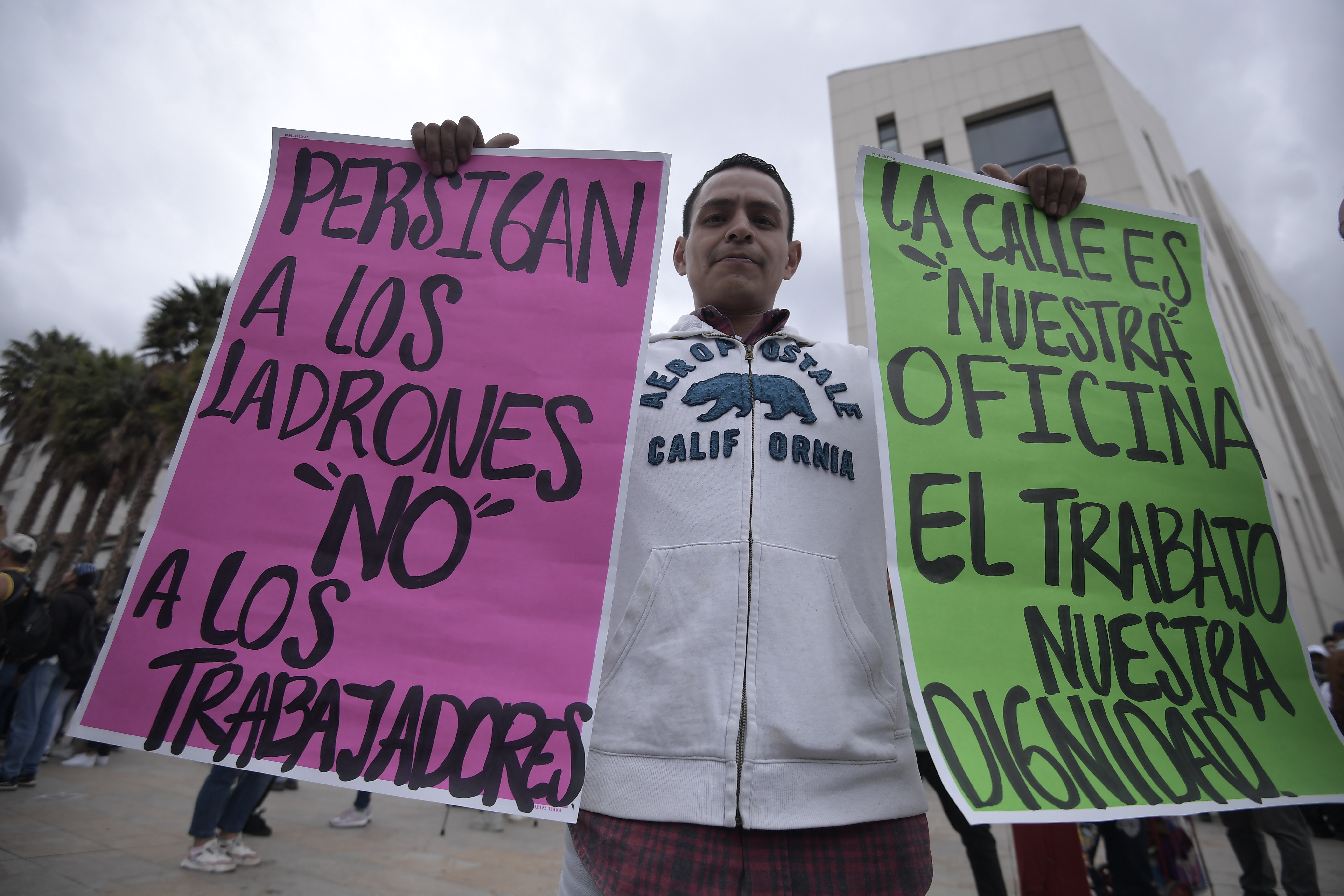 Centenares de vendedores informales de Transmilenio se congregaron frente al Concejo de Bogotá, en protesta por el Artículo 181 del Plan Distrital de Desarrollo, el cual, dicen los vendedores, "criminaliza nuestro trabajo". Se espera una mesa de diálogo este viernes 7 de junio. De no haber resultados favorables para el gremio, bloquearán las troncales de Transmilenio la próxima semana.