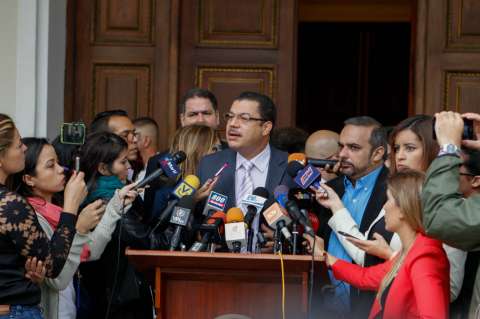 Oposición pide a Maduro  liberar a "presos políticos" antes de Navidad