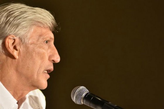 José Pékerman durante la rueda de prensa previo al partido contra Venezuela. Foto: AFP