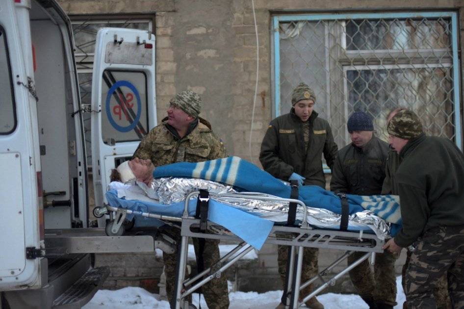 Miembros de la unidad médica del Ejército ucraniano transportan a herido desde el hospital hasta una ambulancia mientras se preparan para evacuar desde la ciudad de Avdiivka. / EFE