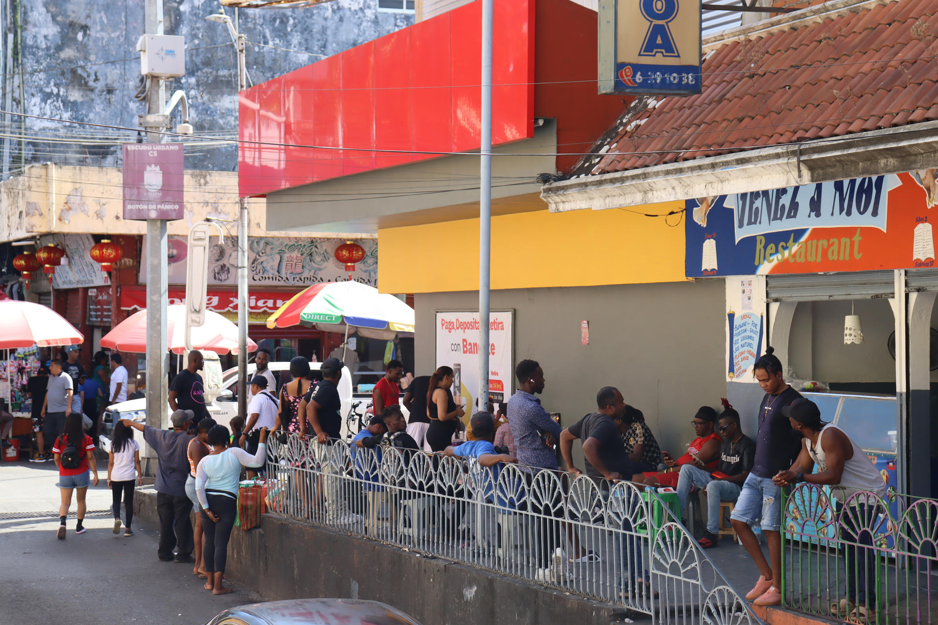 MEX1814. TAPACHULA (MÉXICO), 28/12/2025.- Migrantes esperan este sábado cerca a una plaza en el municipio de Tapachula, en el estado de Chiapas (México). La Iglesia católica y organizaciones en la frontera sur de México indicaron que han detectado grandes asentamientos de migrantes provenientes de Haití, Cuba, Venezuela, Guatemala y El Salvador que están impactando en zonas parroquiales en la ciudad de Tapachula, estado de Chiapas, fronteriza con Guatemala. EFE/Juan Manuel Blanco
