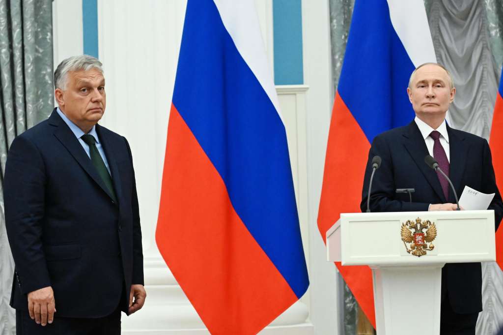 Moscow (Russian Federation), 04/07/2024.- Hungarian Prime Minister Viktor Orban (L) and Russian President Vladimir Putin (R) attend a joint press conference after their negotiation at the Kremlin in Moscow, Russia, 05 July 2024. Viktor Orban arrived in Moscow for a one-day working visit. (Hungría, Rusia, Moscú) EFE/EPA/ALEXEY MAISHEV/SPUTNIK/KREMLIN POOL / POOL MANDATORY CREDIT