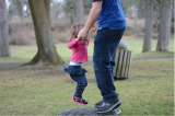 Cuando los papás lavan platos las hijas crecen con menos estereotipos