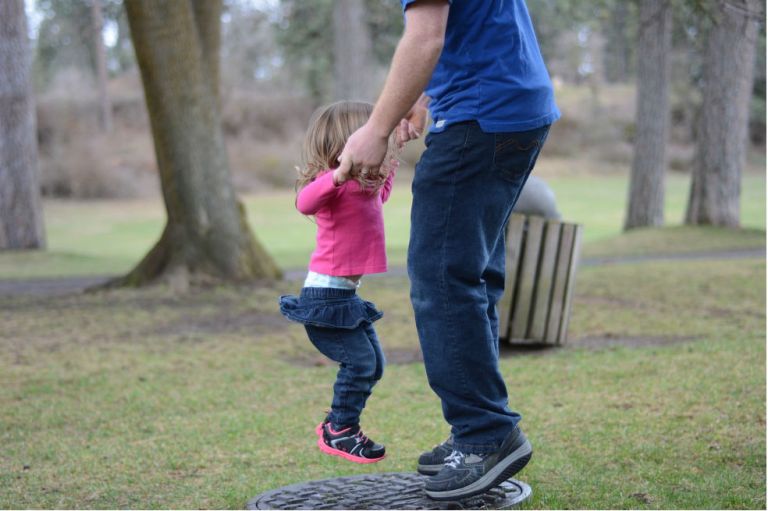 Cuando los papás lavan platos las hijas crecen con menos estereotipos
