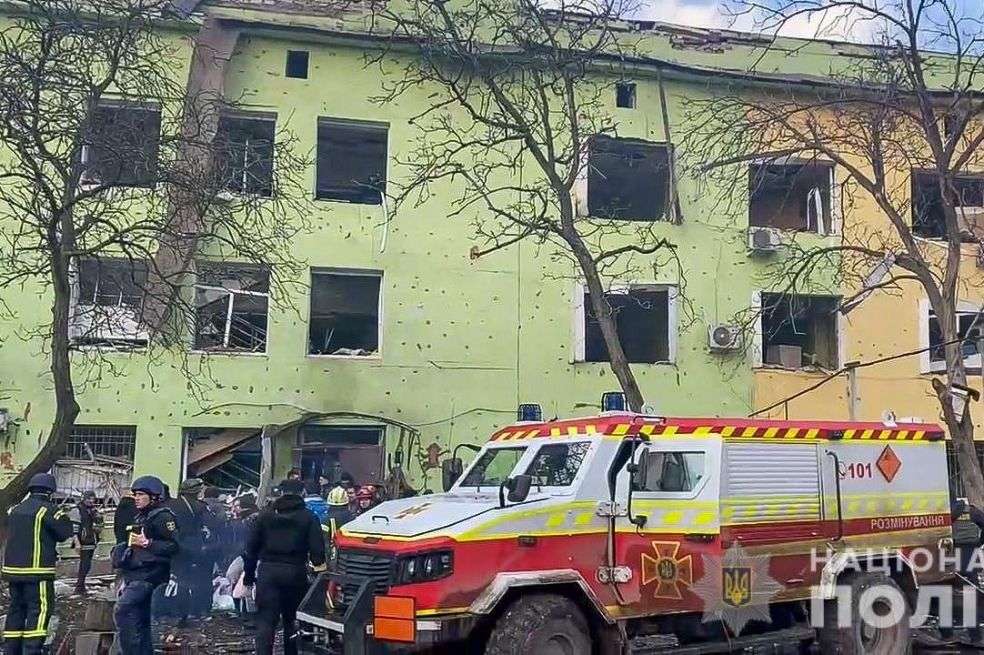Un bombardeo ruso contra un hospital pediátrico en Mariúpol, este de Ucrania, dejó tres muertos, entre ellos una niña.