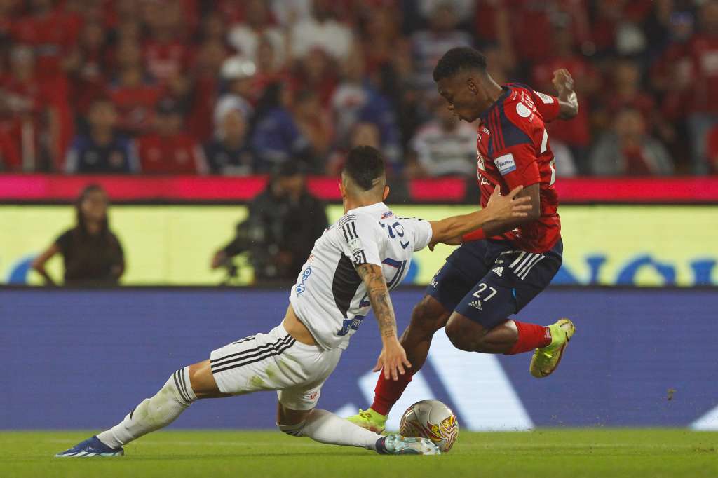 AMDEP4194. MEDELLÍN (COLOMBIA), 13/12/2023.- Brayan León (d) de Independiente Medellín disputa el balón con Walmer Pacheco de Junior hoy, en la final de la Primera División de Colombia entre Deportivo Independiente Medellín (DIM) y Junior en el estadio Atanasio Girardot en Medellín (Colombia). EFE/ Luis Eduardo Noriega Arboleda