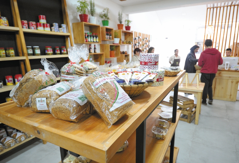 Baum cuenta con más de treinta proveedores artesanales de productos como vinos, quesos y panes. / /Cristian Garavito