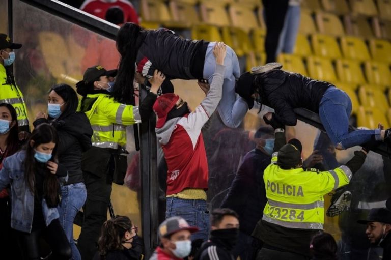 La escena más tétrica la protagonizaron los hinchas de Nacional, que invadieron la grada familiar y empezaron a pegarles patadas a los seguidores de Santa fe. Uno de ellos quedó con un trauma craneoencefálico. En la imagen se ve cómo las aficionados cardenales huyen de la violencia desatada por la afición del equipo antioqueño.