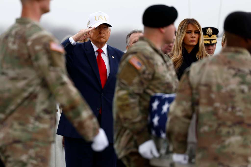 DOVER (United States), 07/03/2026.- US President Donald Trump salutes as a US Army carry team moves a flag-draped transfer case containing the remains of Sergeant 1st Class Noah Tietjens during a dignified transfer of six fallen US service members at Dover Air Force Base in Dover, Delaware, USA, 07 March 2026. The remains of the soldiers from the 103rd Sustainment Command are being returned to the United States after they were killed in a drone attack in Kuwait. (Estados Unidos) EFE/EPA/WILL OLIVER