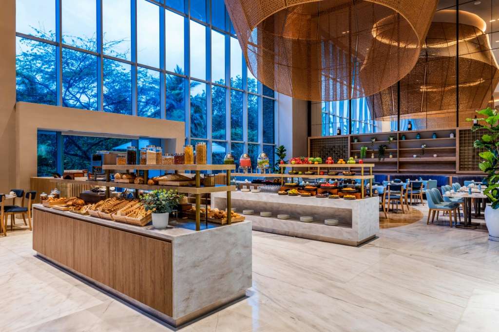 En el hotel Hilton Santa Marta se cambia el buffet, no hay filas, mesas ni platos, literalmente no existe.