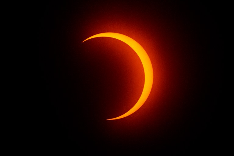 La luna cruza frente al sol durante el eclipse solar anular en Penonomé, Panamá