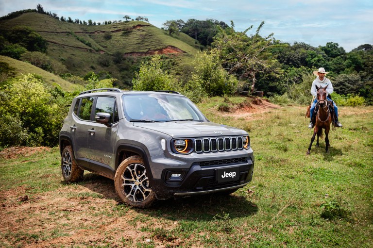 Aunque en otros mercados se ofrece una versión 4x4, los modelos disponibles del nuevo Jeep Renegade en Colombia son 4x2. El nuevo motor turbo se acopla a una transmisión automática de seis marchas con opción manual.