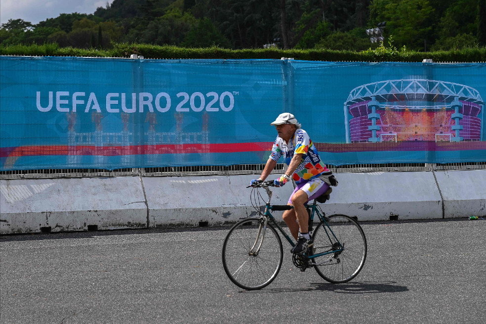Un ciclista pasa por el frente del Estadio Olímpico de Roma, donde este viernes 11 de junio comenzará la Eurocopa 2020-21 con el juego Italia-Turquía.