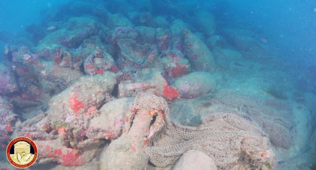 ROMA, 08/08/2026.-Un pecio de la época romana, que presumiblemente data de entre los siglos II y I a. C.,cargado con cientos de ánforas fue hallado a unas tres millas de la costa de Mazara del Vallo, en la isla italiana de Sicilia, y ha sido considerado "uno de los descubrimientos arqueológicos subacuáticos más importantes de los últimos años". El fragmento de nave fue hallado a una profundidad de 46 metros apoyado en el lecho marino "y contiene cientos de ánforas, en su mayoría del tipo Dressel 1A, dos anclas de plomo y otra estructura de plomo", informó este sábado el Ministerio de Cultura en un comunicado.-EFE/ Ministerio De Cultura Italiano ***SOLO USO EDITORIAL/SOLO DISPONIBLE PARA ILUSTRAR LA NOTICIA QUE ACOMPAÑA (CRÉDITO OBLIGATORIO)***
