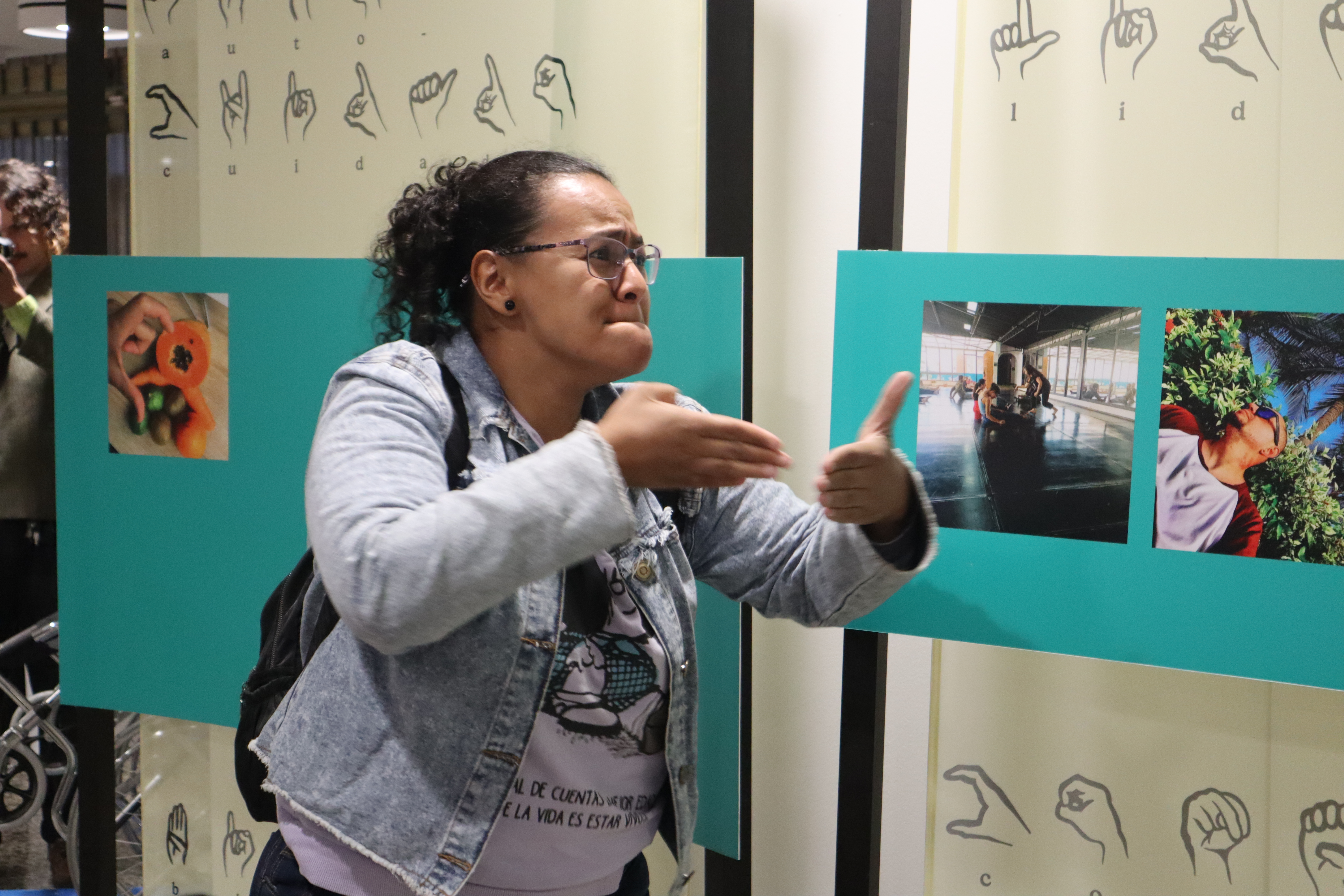 A partir de esta experiencia de investigación nació la exposición fotográfica “Capturando lo Invisible”.  Allí, se buscaba  entender cómo las personas sordas conceptualizan la salud, revelando significados que a menudo pasan desapercibidos. /Cortesía.