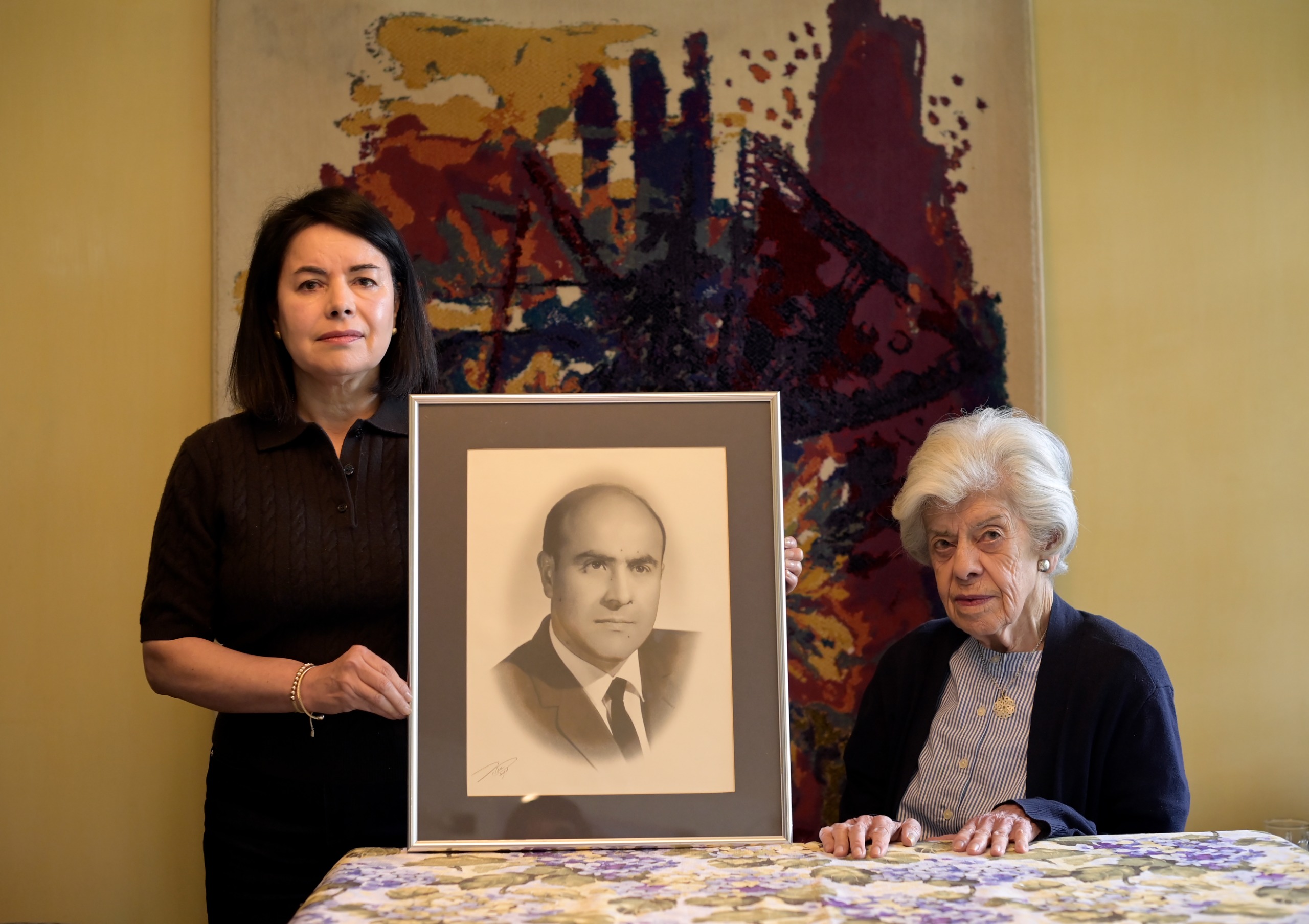 Ana María Baquero y su madre, Susana Sampedro, recuerdan al magistrado Hernando Borda, asesinado hace 40 años.