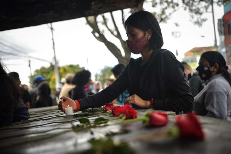 Mujer poniendo rosas sobre una superficie.