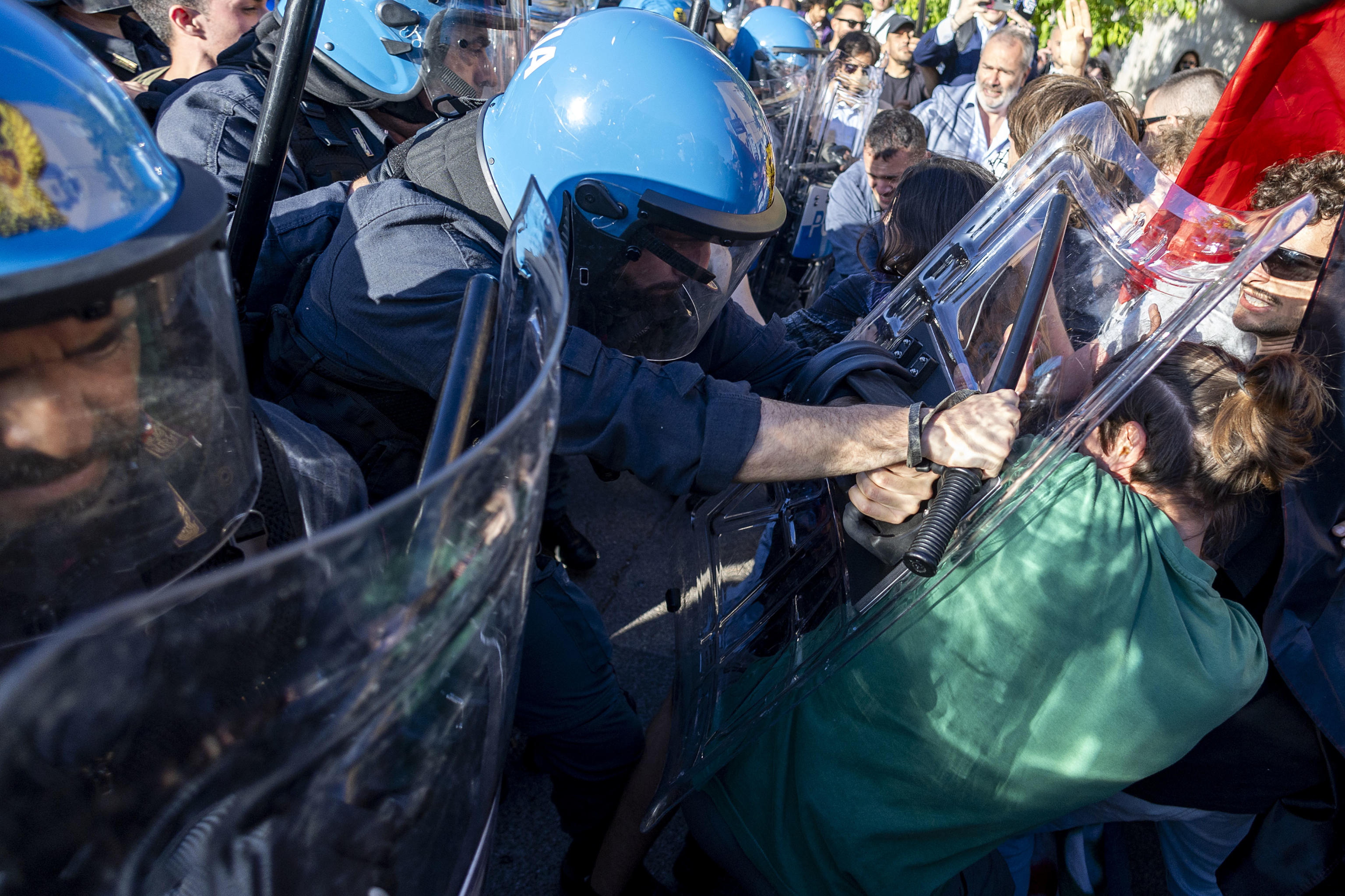 Rome (Italy), 16/05/2024.- Pro-Palestinian students protesting 'against the genocide in Gaza' clash with Italian anti-riot police, at La Sapienza University of Rome, Italy, 16 May 2024. Pro-Palestinian protests have spread to several universities across Europe and the US demanding the severing of all academic ties with Israel amidst the escalating conflict in the Gaza Strip. (Protestas, Italia, Roma) EFE/EPA/MASSIMO PERCOSSI