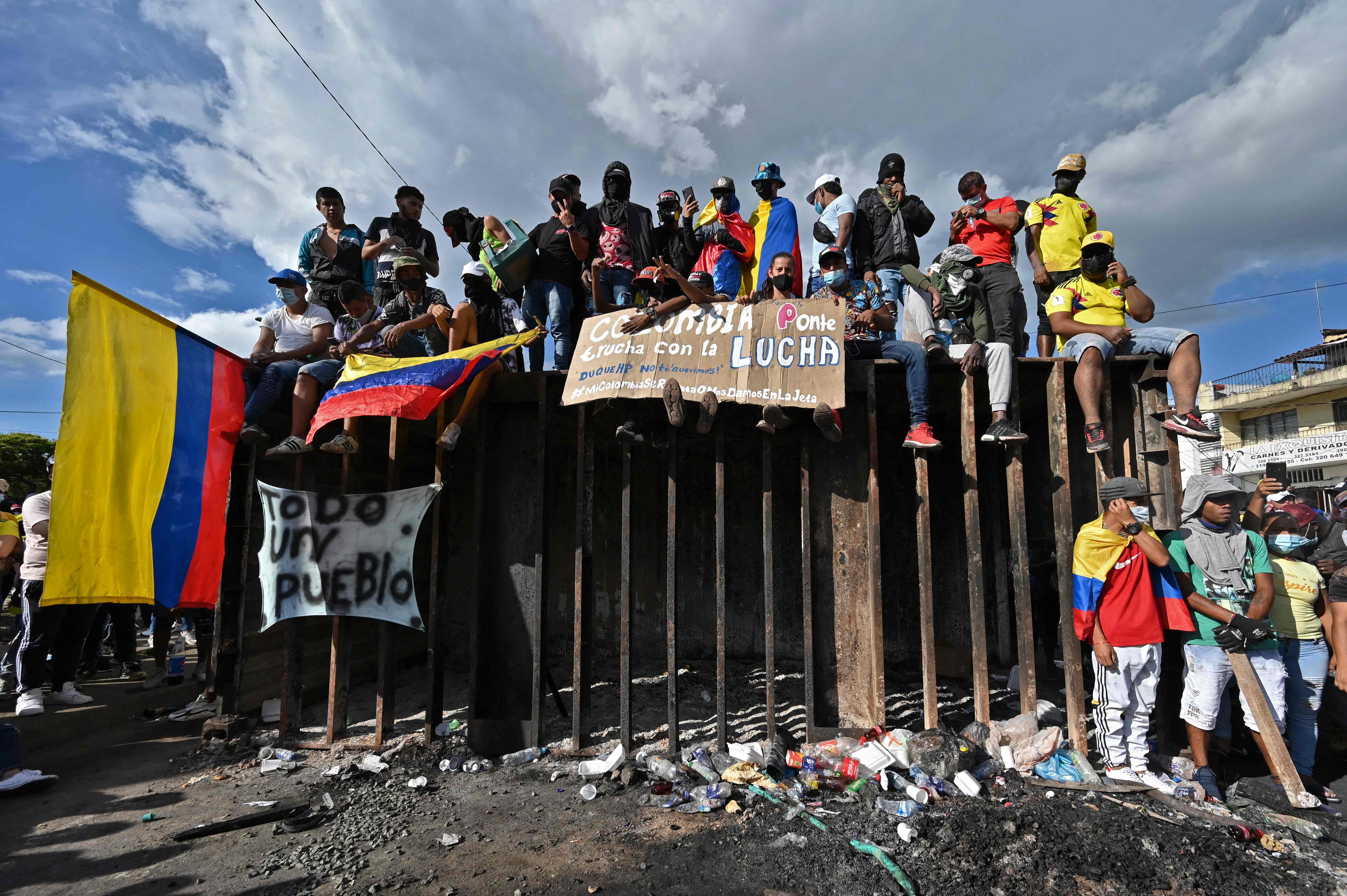Varios manifestantes durante las protestas en el norte de Cali. En las principales ciudades de Colombia se realizaran masivas concentraciones.