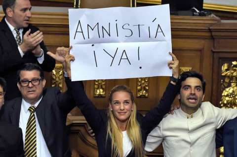 Oposición asume mando del Parlamento en una tensa Venezuela en crisis