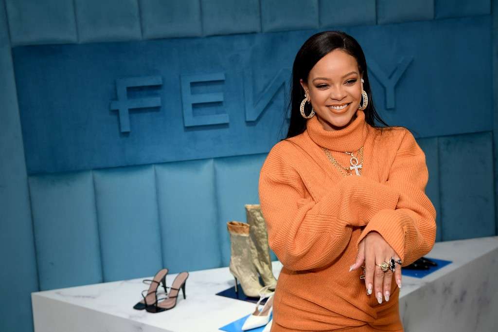 Recientemente, Rihanna estuvo en centro de una polémica en India tras la difusión de una imagen posando en toples para un anuncio de lencería, con pantalones cortos y un colgante de Ganesh, la deidad más popular del país.