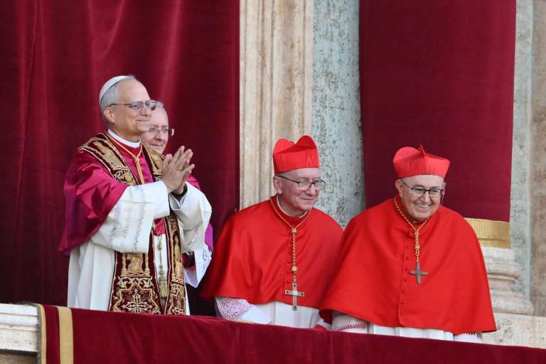 VATICAN CITY (Vatican City State (Holy See)), 08/05/2025.- Newly elected Pope Leo XIV, Cardinal Robert Francis Prevost from the USA, greets faithfuls from the central loggia of Saint Peter's Basilica, Vatican City, 08 May 2025. (Papa, Cardenal) EFE/EPA/ALESSANDRO DI MEO