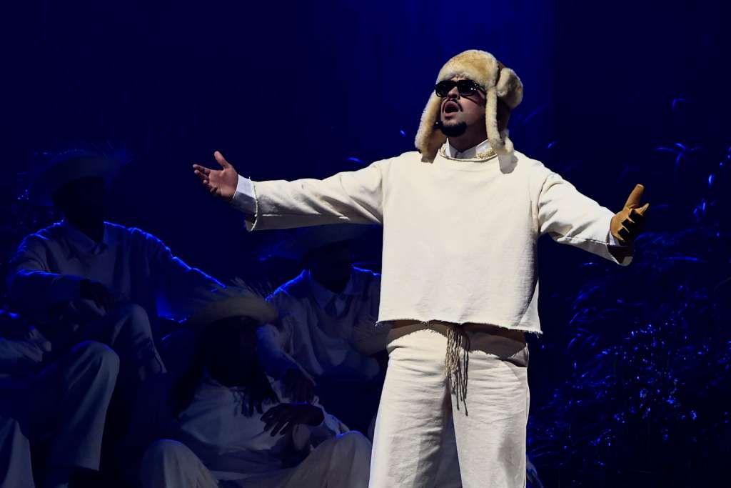 AME2310. SAN JUAN (PUERTO RICO), 11/07/2025.- El cantante puertorriqueño Bad Bunny se presenta durante el primero de sus 30 conciertos este viernes, en el Coliseo de Puerto Rico en San Juan (Puerto Rico). La treintena de conciertos que será el preámbulo de una gira mundial, llega tras el lanzamiento a principios de año de su álbum, 'Debí Tirar Más Fotos', un reivindicativo homenaje a su isla natal que fusiona reguetón y trap con ritmos autóctonos como la salsa y la plena. EFE/ Thais Llorca