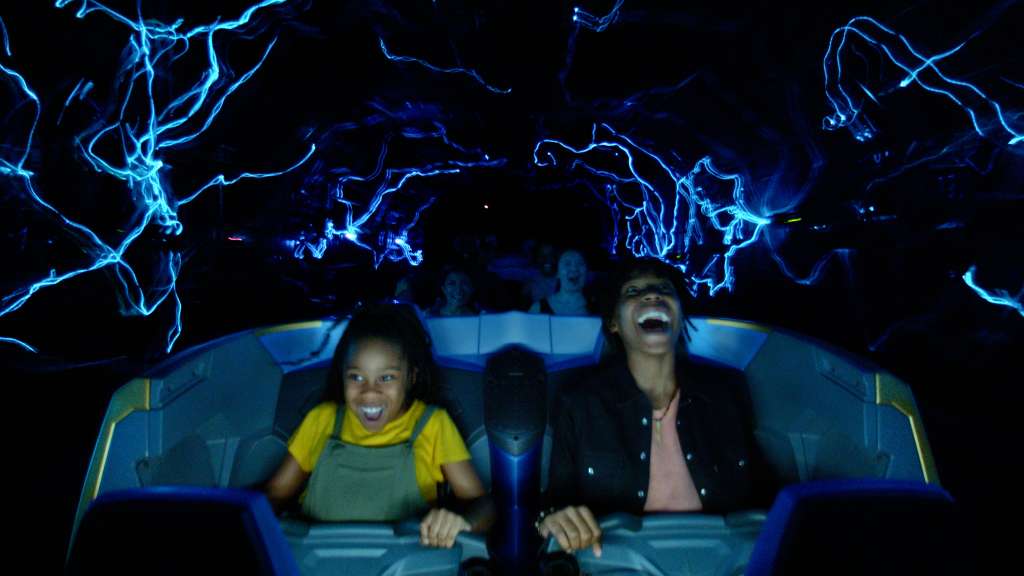 Guardians of the Galaxy: Cosmic Rewind ofrece varias primicias", que incluyen: la primera atracción de montaña rusa en Epcot, el primer lanzamiento inverso para una montaña rusa de Disney, el primer Disney Omnicoaster, donde vehículos hacen rotaciones controladas para mantener siempre a los visitantes enfocados en la acción; y la primera atracción de Walt Disney World en presentar a los Guardianes de la Galaxia.