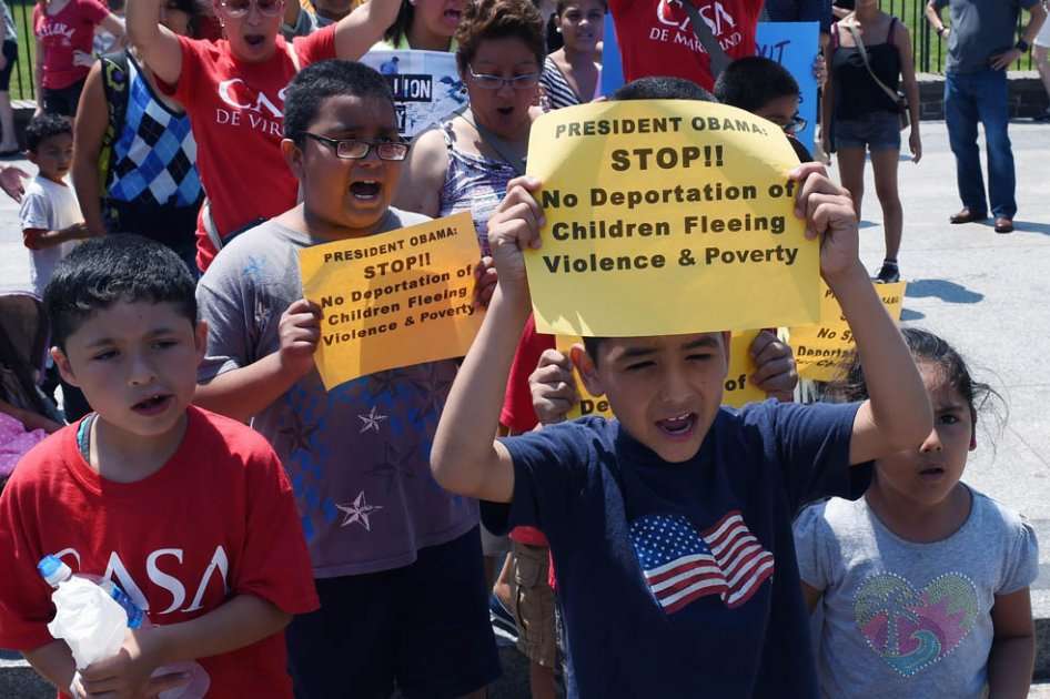 Familias inmigrantes y niños sostienen pancartas contra las deportaciones infantiles durante una protesta en Whasington./ EFE