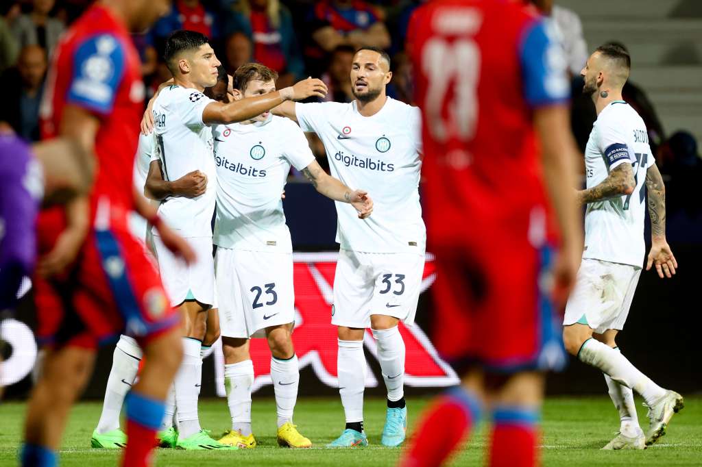 Plzen (Czech Republic), 13/09/2022.- Players of Inter celebrate after scores for 2-0 lead during the UEFA Champions League group C soccer match between Viktoria Plzen and Inter Milan in Plzen, Czech Republic, 13 September 2022. (Liga de Campeones, República Checa) EFE/EPA/MARTIN DIVISEK