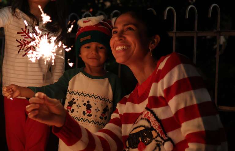 AME2779. CALI (COLOMBIA), 07/12/2023.- Una familia enciende velas en el tradicional día de velitas, costumbre colombiana que celebra el día de la Inmaculada Concepción y marca el inicio de la Navidad, hoy en Cali (Colombia). EFE/Ernesto Guzmán