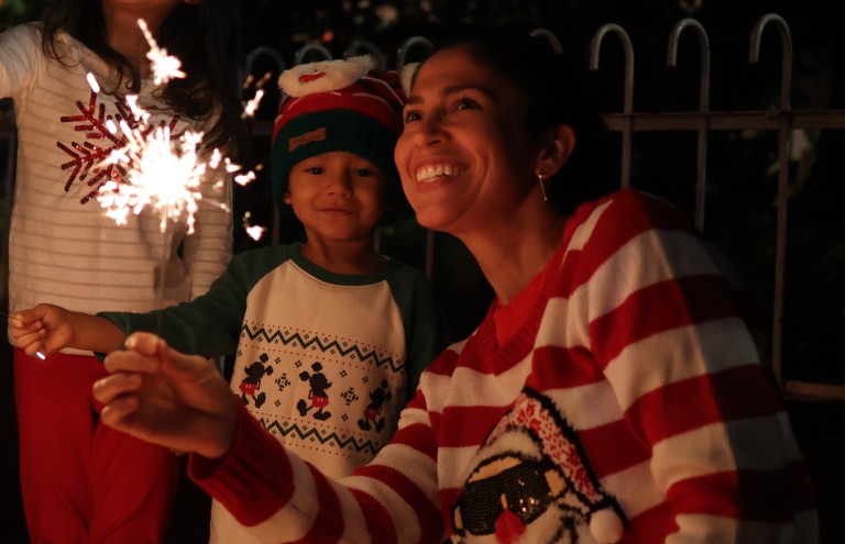 AME2779. CALI (COLOMBIA), 07/12/2023.- Una familia enciende velas en el tradicional día de velitas, costumbre colombiana que celebra el día de la Inmaculada Concepción y marca el inicio de la Navidad, hoy en Cali (Colombia). EFE/Ernesto Guzmán